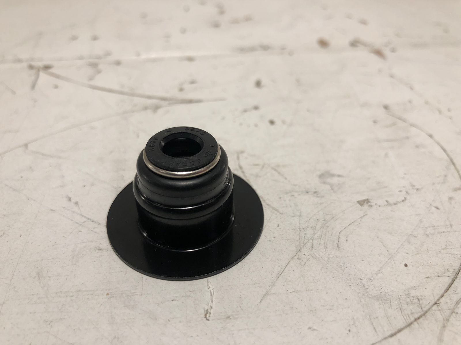 Купить CUMMINS 3948578 Колпачок маслосъемный (ГБЦ)