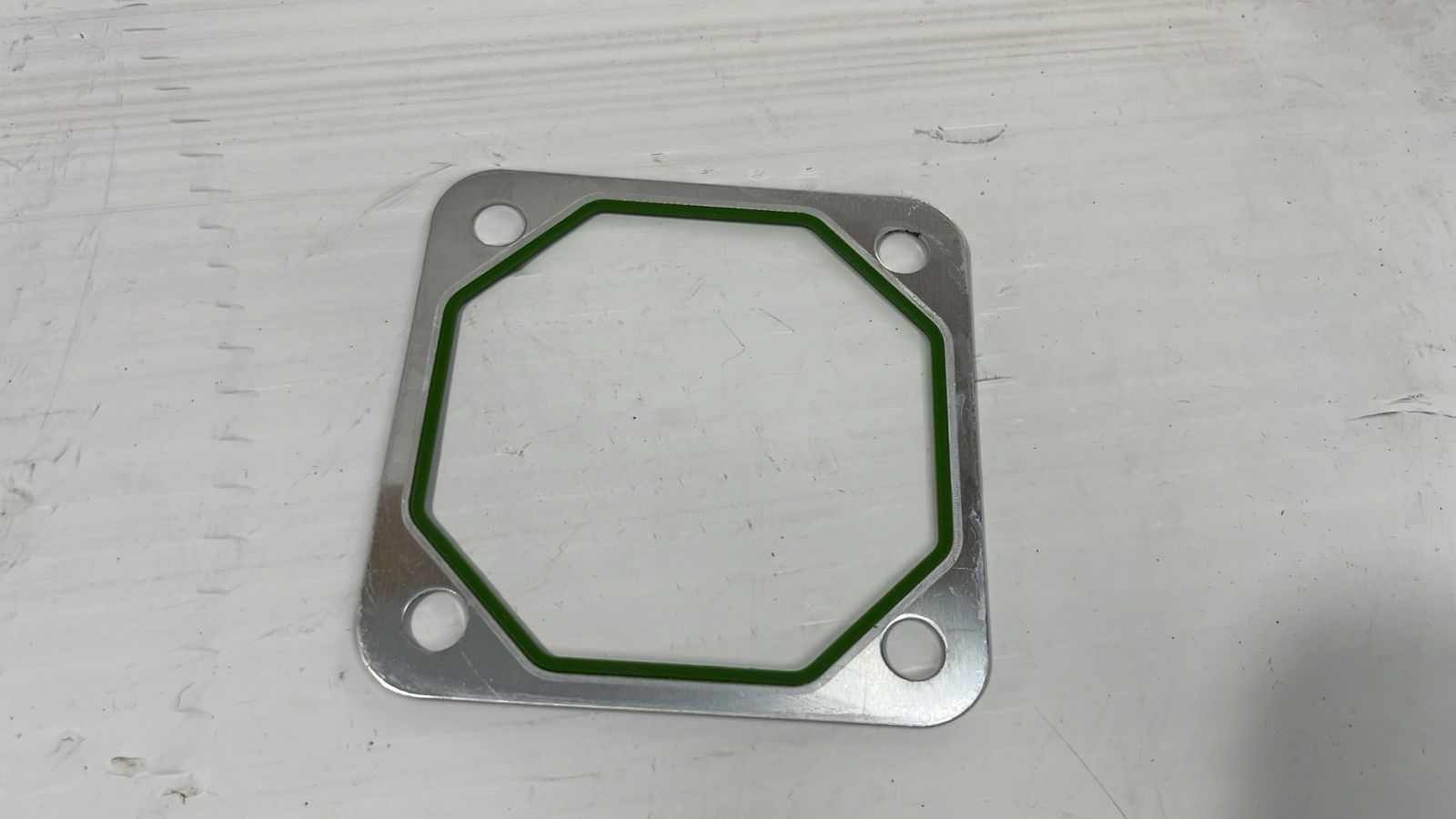 Купить Volvo 20531832 Прокладка впускного коллектора  D5E; D4D; D6D;  D7E;  20531832