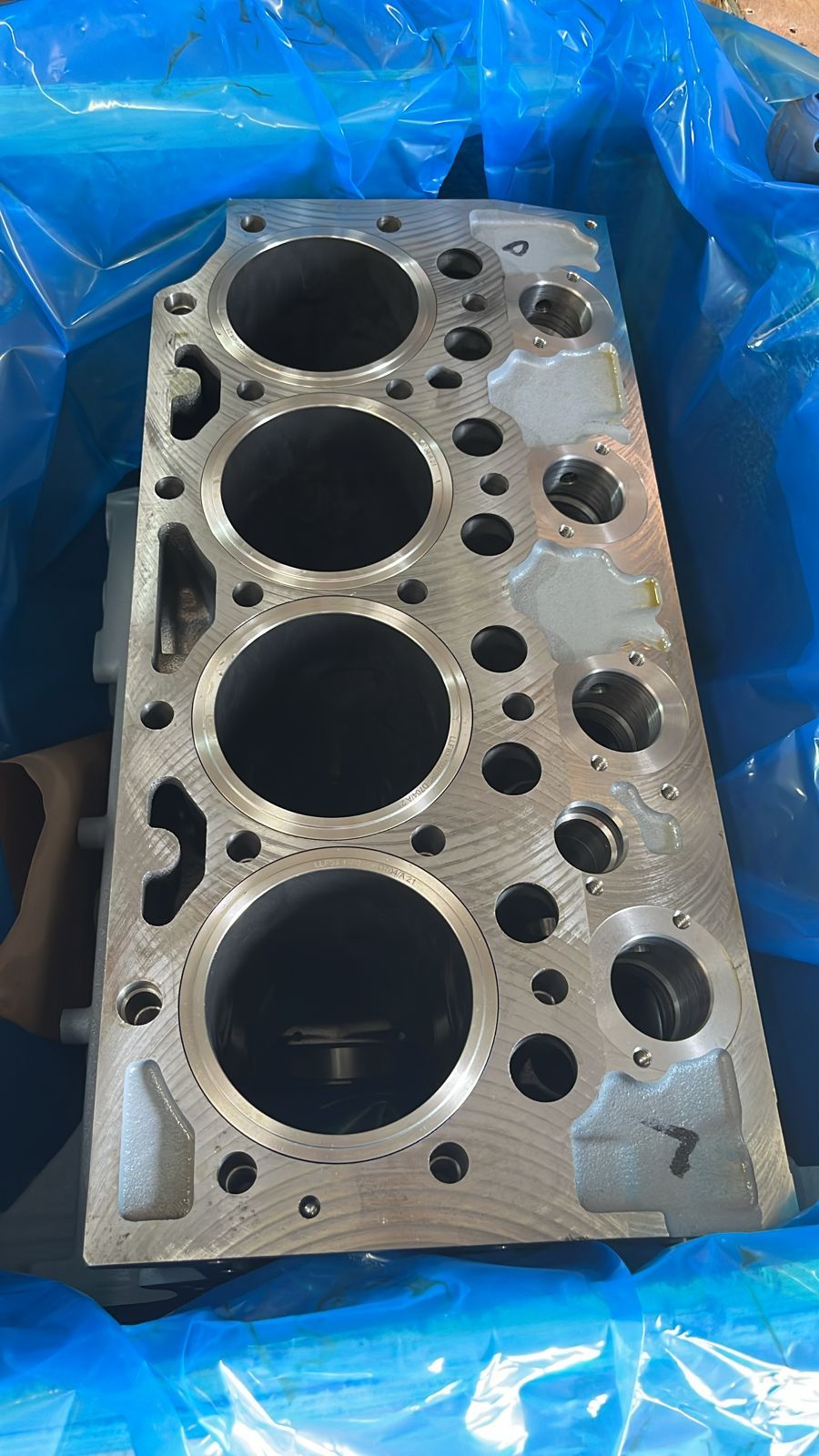 Купить Volvo 20555442 Блок двигателя D5E 20555442