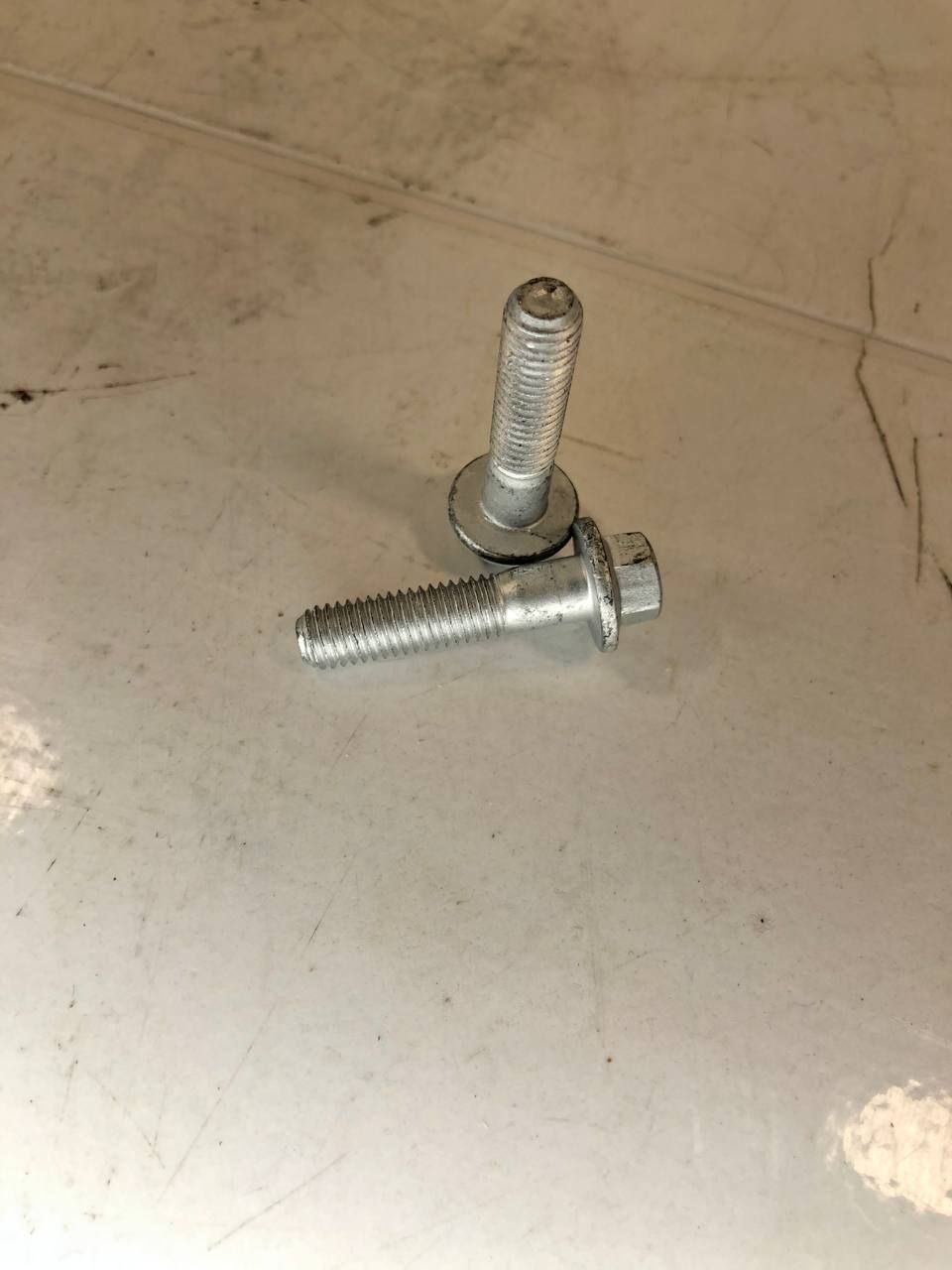 Купить Deutz 01143362 Болт с шестигранной головкой  01143362