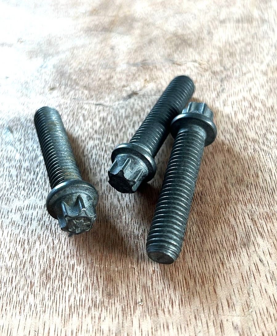 Купить DEUTZ 01181756 Болт выпускного коллектора 2011